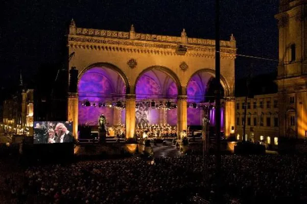 Bild: Der Aufbau zu Klassik am Odeonsplatz 2015 beginnt: Karten für beide Konzerte noch verfügbar