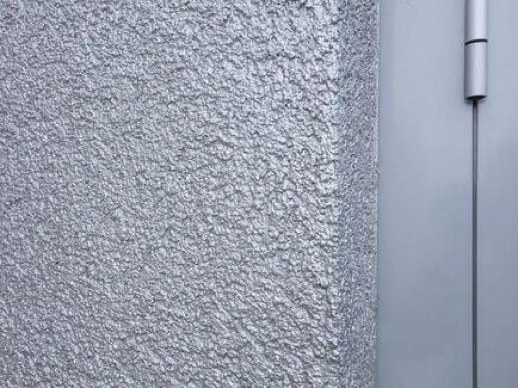Die neue Metallic-Effekt-Beschichtung Knauf Fassadol Metallic. (Foto: Knauf/Bernd Ducke)