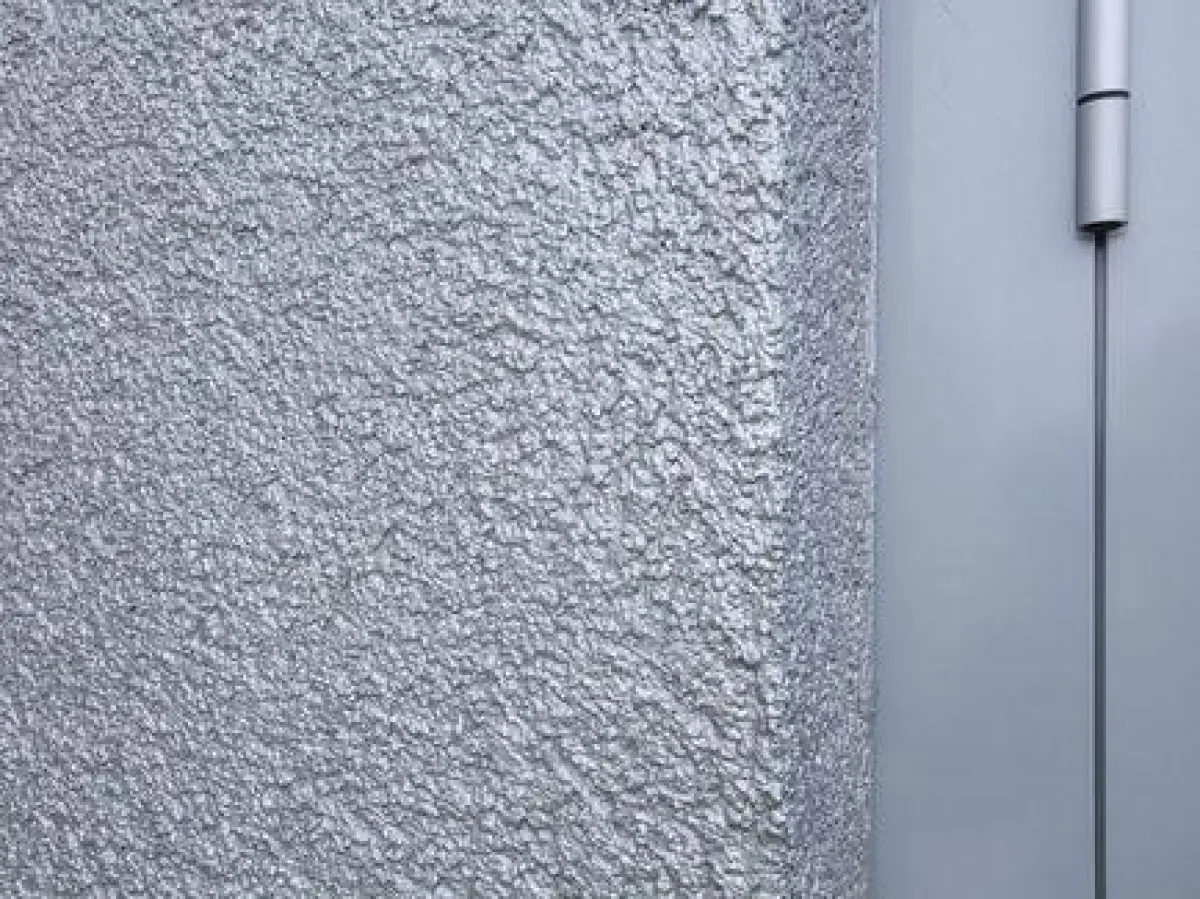 Die neue Metallic-Effekt-Beschichtung Knauf Fassadol Metallic. (Foto: Knauf/Bernd Ducke)