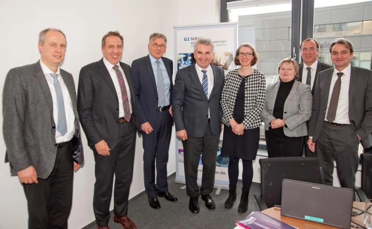 Kanzler Markus Hinsenkamp, Prof. Rolf Bracke, Prof. Eva Waller, Prof. Andrea Mohnert, Minister Pinkwart, Präsident Prof. Bock, Prof. Michael Schugt und Prof. Andreas Ostendorf, RUB. (V.r.n.l.) (Fot