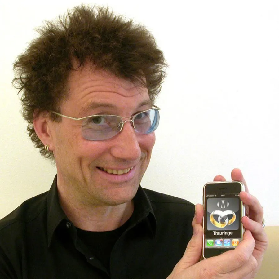 Dipl. Schmuckdesigner und Goldschmied Malte Meinck mit dem weltweit ersten iPhone App für Trauringe