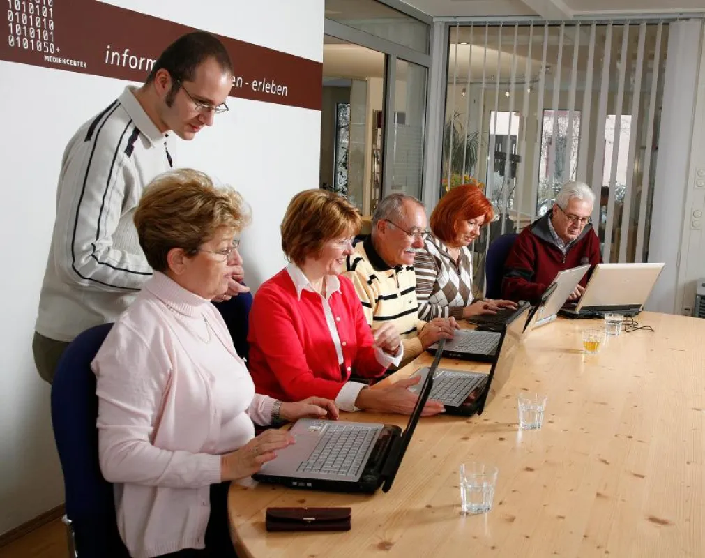 Das Angebot des Mediencenter 50plus richtet sich exklusiv an Personen ab 50.