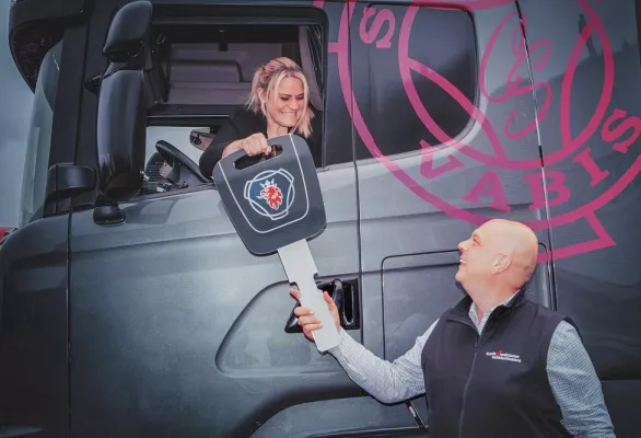 Bild: Christina Scheib aus „Asphalt Cowboys“ startet in die Selbstständigkeit als Lkw-Fahrerin
