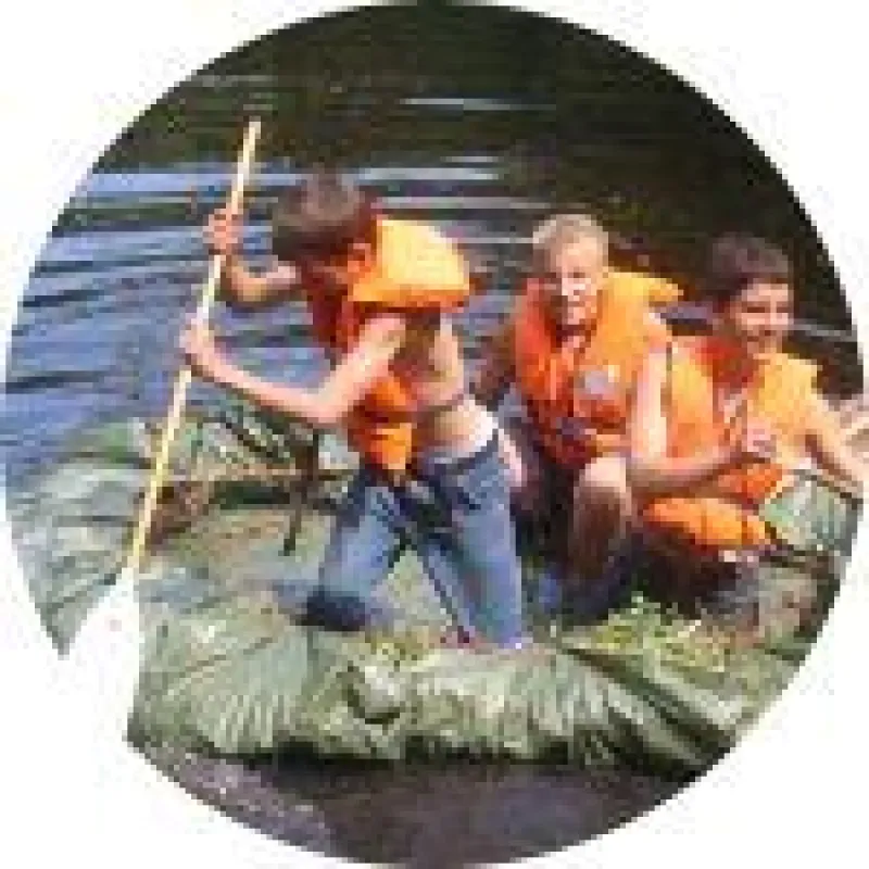 Big Brothers Big Sisters Deutschland und die Naturschule Hessen bauen Floße mit Frankfurter Kindern.