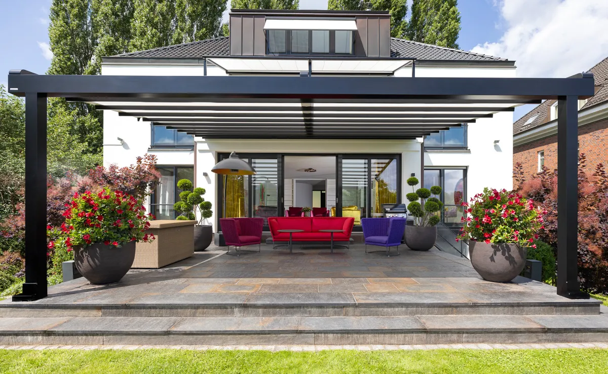Eine Villa in Hamburg erhielt einen neuen Sonnen- und Wetterschutz von Markisenexperte markilux. (© markilux)