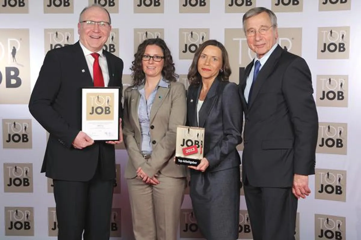 Verleihung Top-Job-Siegel: (v.l.) Rüdiger Zeyen, Nicole Goebel, Sabine Schmitt, Wolfgang Clement
