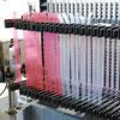 Bild: Automatisierte Zugprüfung an Folien und Textilien