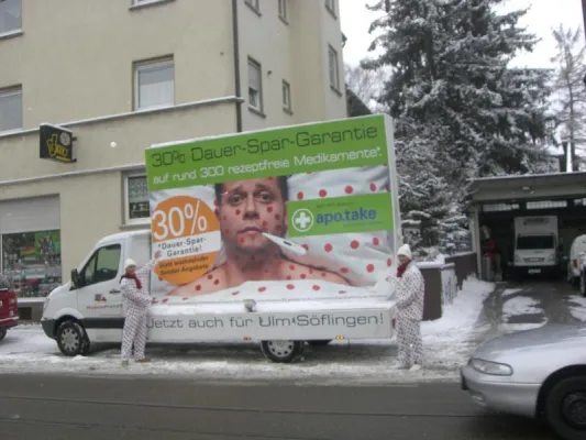 Die erste apo-take in Ulm-Söflingen setzt auf die Werbewirksamkeit der Mobilen Plakate Bild: Die erste apo-take in Ulm-Söflingen setzt auf die Werbewirksamkeit der Mobilen Plakate