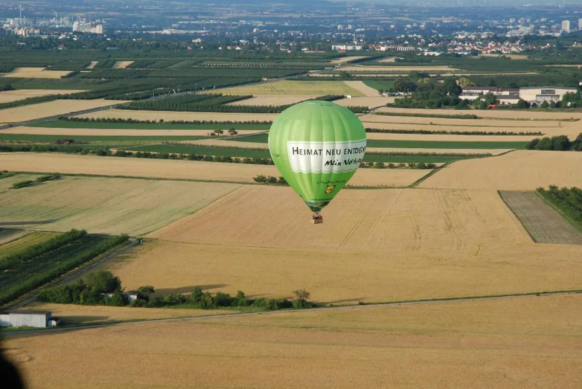 Ballonfahrt über Felder und Wiesen