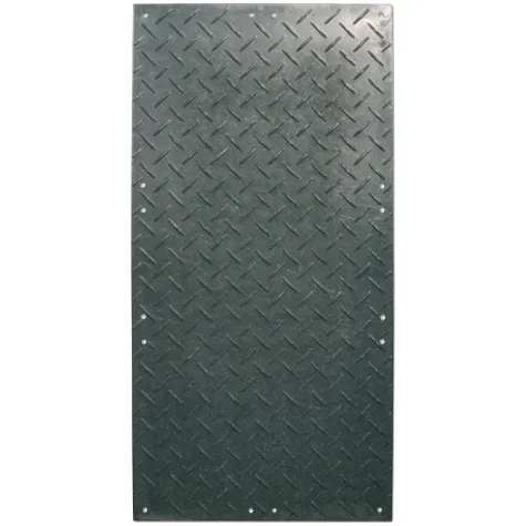 Bild: Prävention von Flurschäden auf einem Acker mit der s:tek 48 · Hochleistungs-Bodenschutzplatte