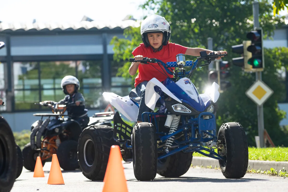 Kind auf Kinderquad beim Verkehrstraining (© Kiddi-Car)