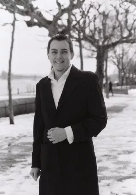 Bild: Ein Erlebnisabend für alle Sinne - Der Zauberkünstler Oliver de Luca lädt im Weintor zum Staunen und Genießen