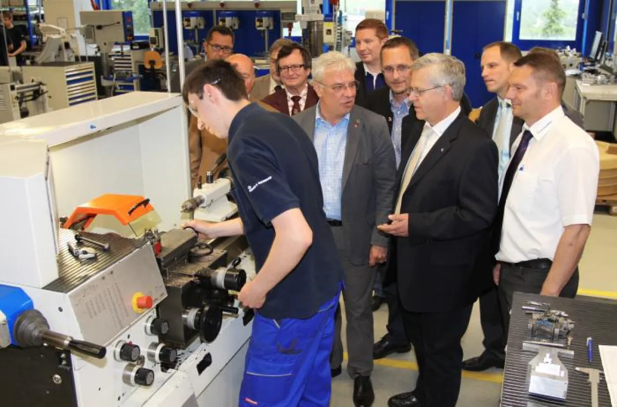 Fachgespräch im Ausbilungszentrum von Rohde & Schwarz Teisnach