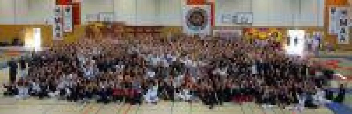 Gruppenfoto des letzten Martial Arts Day 2017 in Düsseldorf mit über 800 Aktiven Teilnehmern