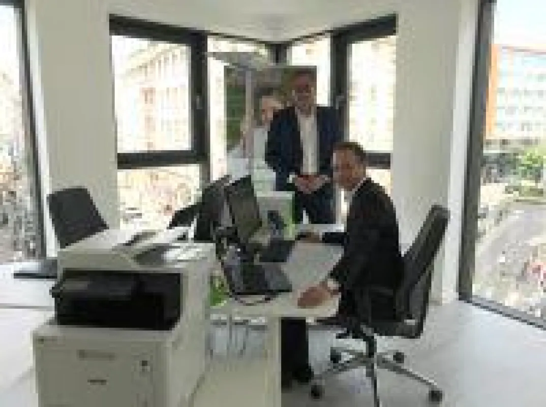 Geschäftsführer Jörg Stannek (links) mit dem Niederlassungsleiter Sven Christ in der neuen Frankfurter Gartenzentrale