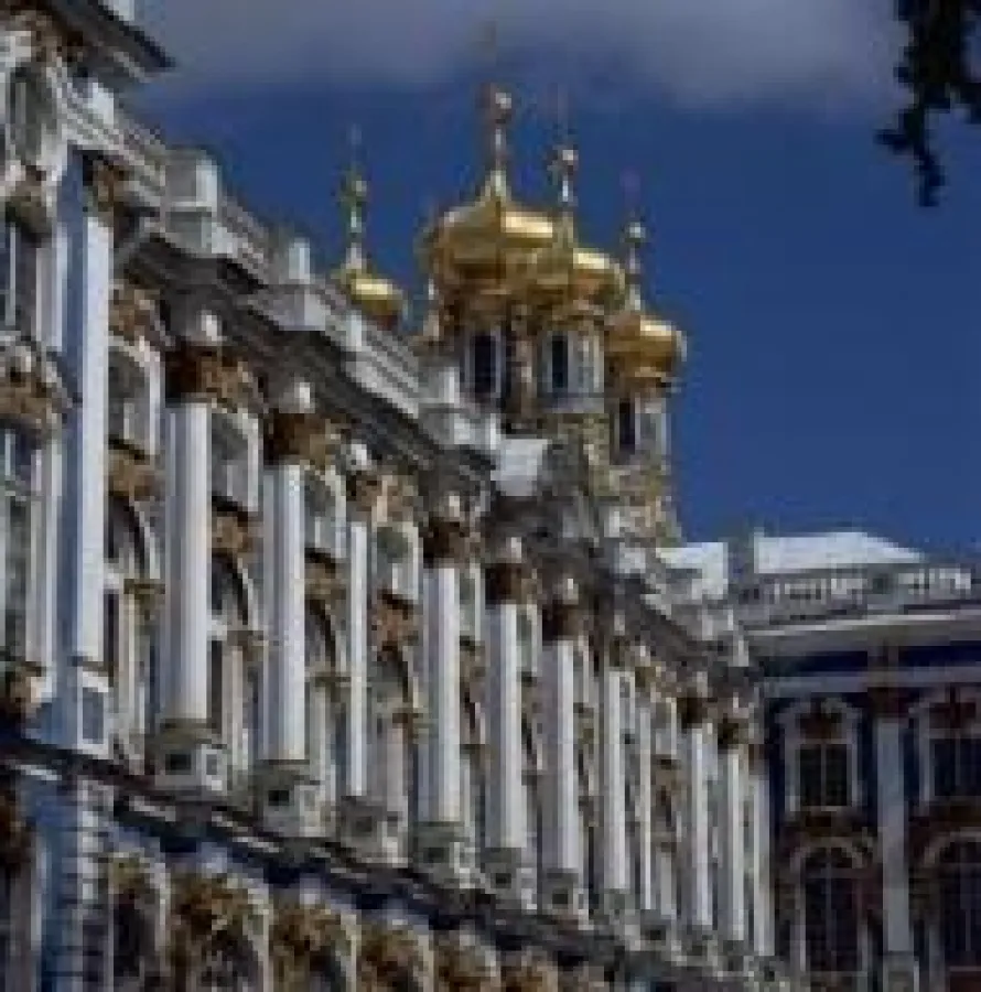 Höhepunkt der Rundreise ist das glänzende St. Petersburg mit seinen prachtvollen Palästen und immensen Kunstschätzen.