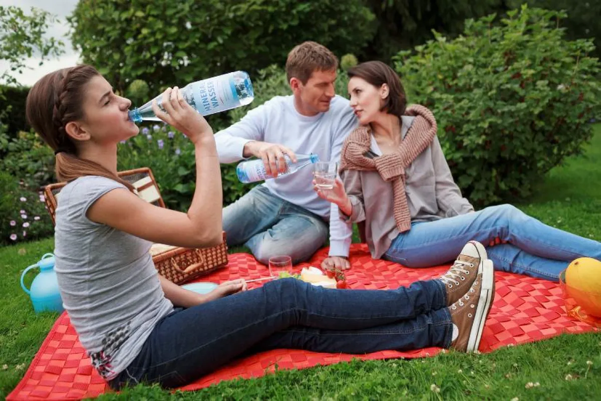 Mit natürlichem Mineralwasser lässt sich die Open-Air-Saison entspannt genießen.