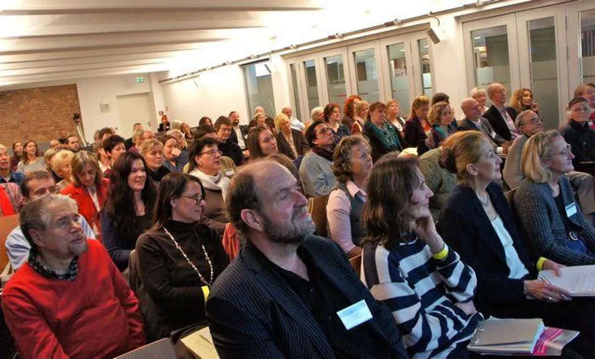 Interessierte Menschen des Kongresses - darunter sind viele Ärzte.