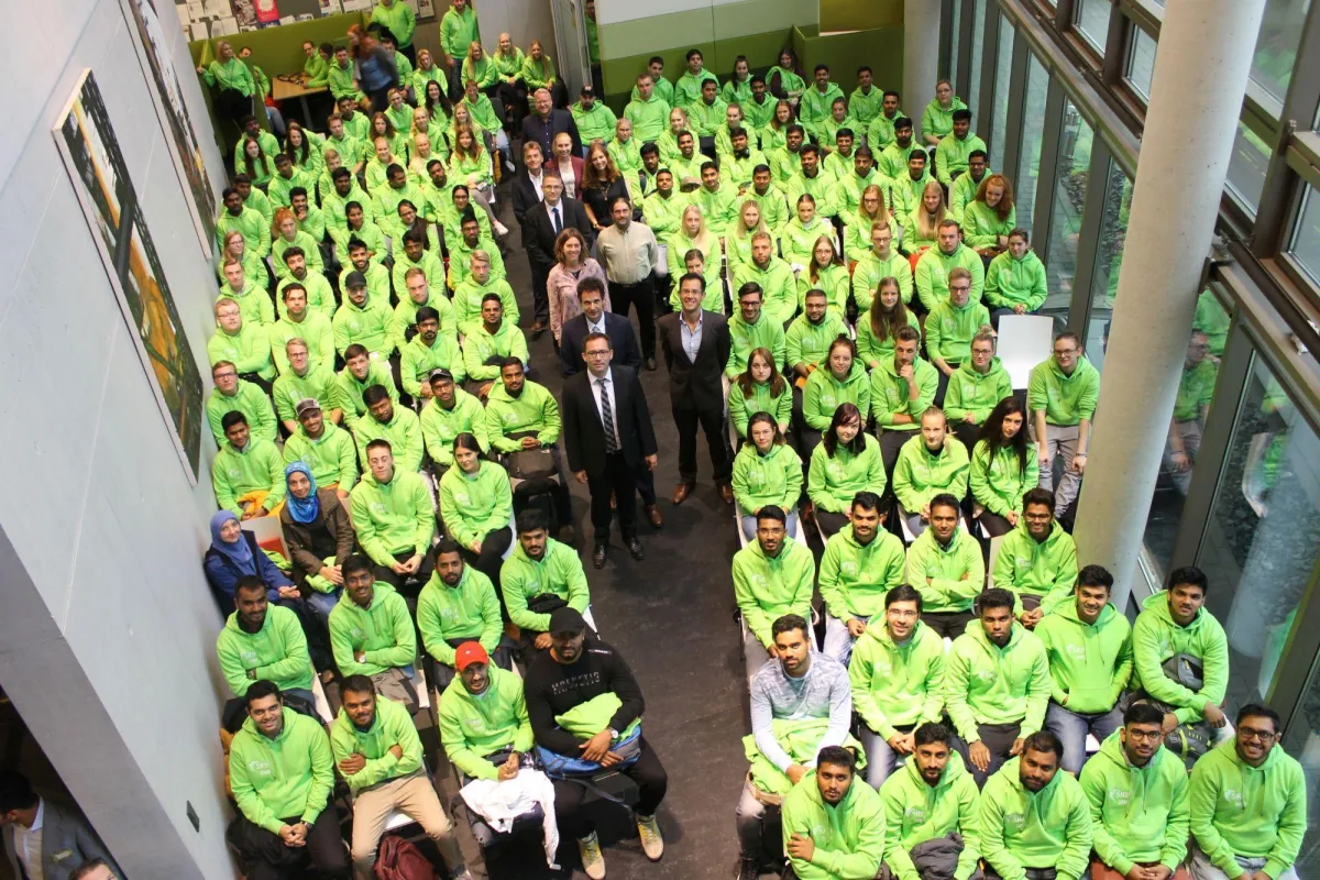 Die neuen Erstsemester an der SRH bekamen als Begrüßungsgeschenk einen SRH-grünen Hoody. Foto: SRH