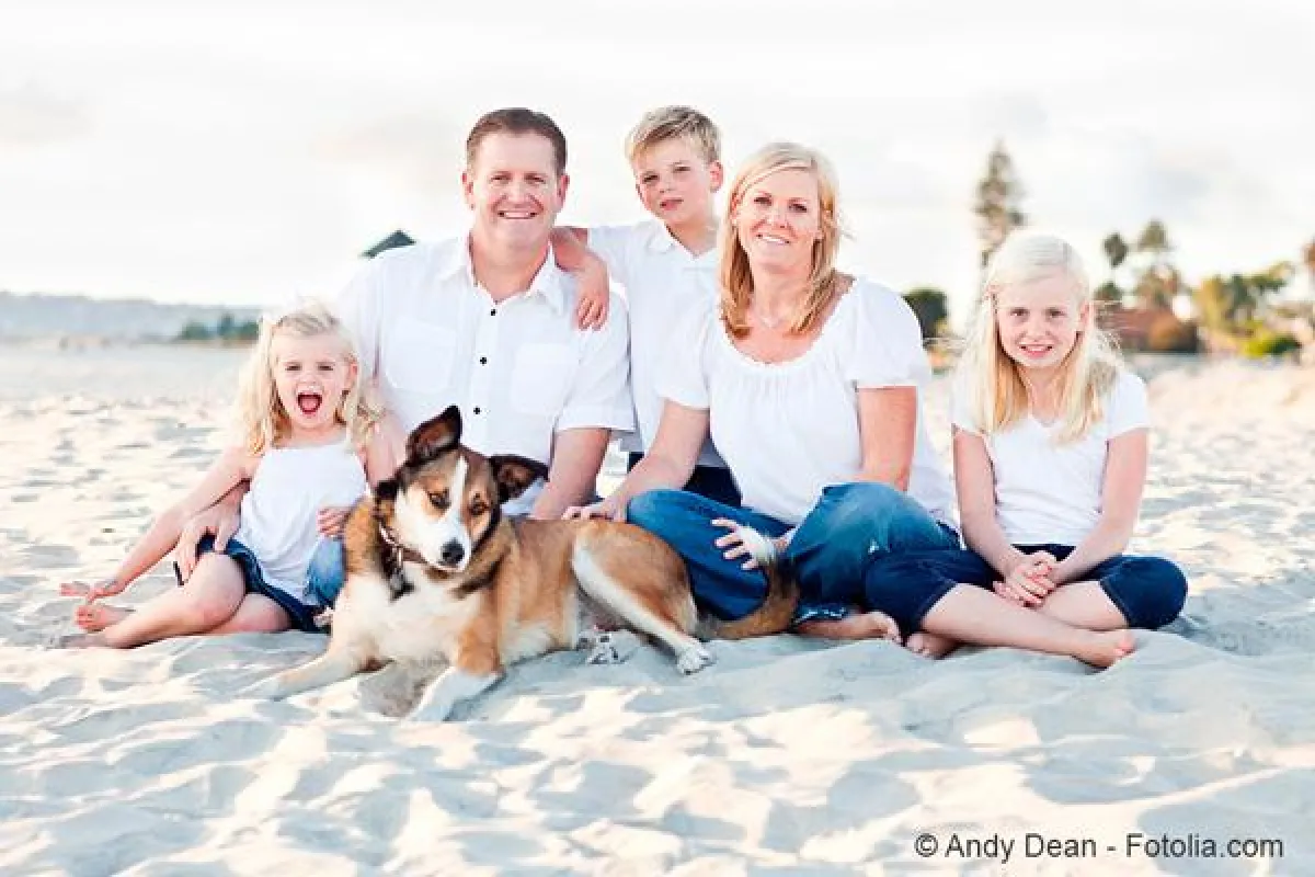 So ist im Urlaub die ganze Familie zusammen. Oftmals zählt der Hund als vollwertiges Mitglied.