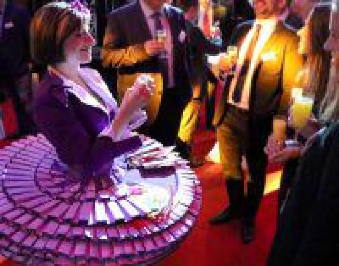 Unterhaltungskünstler begeistern mit Origami bei Firmenevent