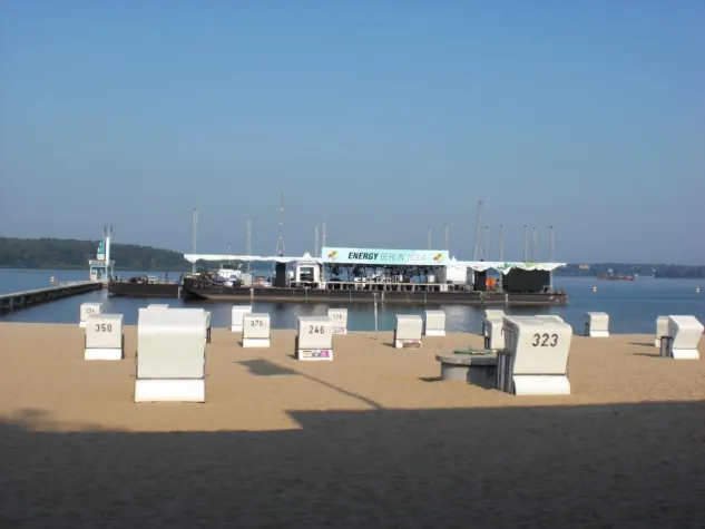 Bild: Eine Bühne schwimmt über den Wannsee