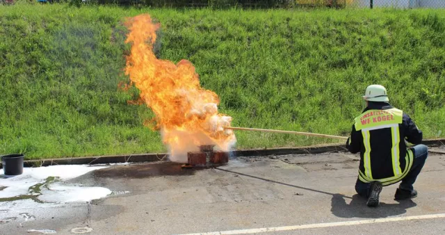 Bild: Kögel Werkfeuerwehr: Richtiges Feuerlöschen will gelernt sein