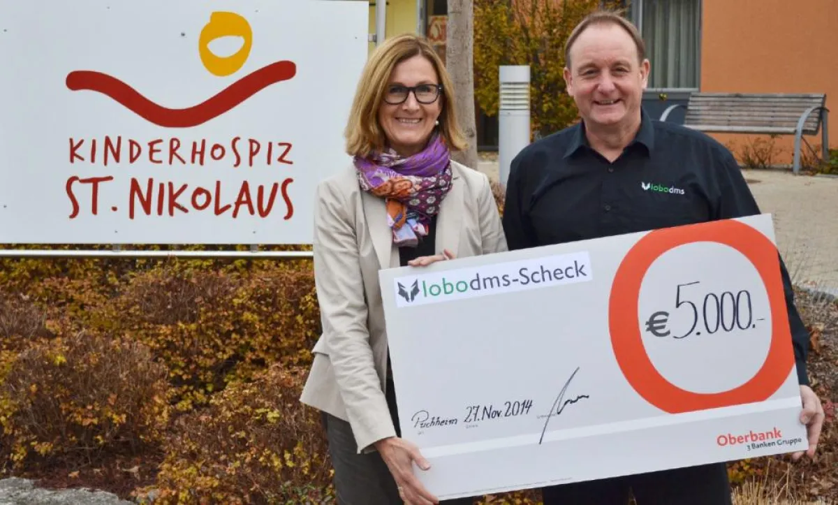 H. Klingelhöller übergibt den Spendenscheck an B. Waltl-Jensen, Repräsentantin des Kinderhospizes