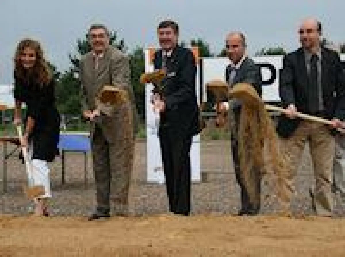 v.l.n.r.: Sandra Schürger (Wirtschaftsförderung), Peter Jansen (Bürgermeister v. Erkelenz), Michael Hahn (Geschäftsführer Dr. Hahn), Lutz Schopen (technischer Leiter Dr. Hahn), Ansgar Lurweg (technisc