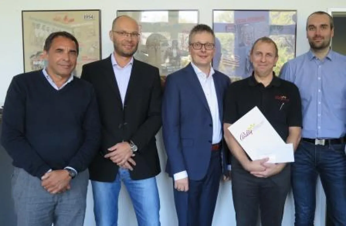 Jubilar Martin Schmidt (2ter von rechts) bei der offiziellen Ehrung