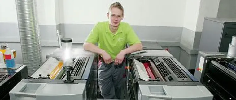 Bild: Die Printoo GmbH schafft Arbeitsplatz für gehörlosen Mitarbeiter