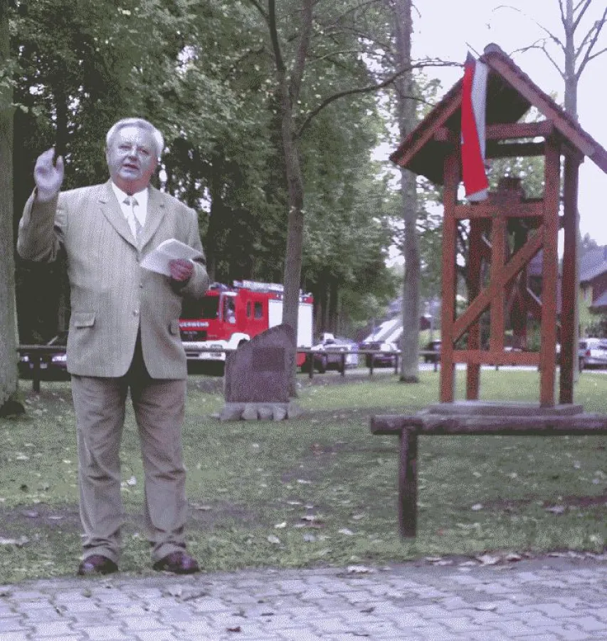 Bürgermeister Vogler weiht Glockenturm und Gedenkstein ein