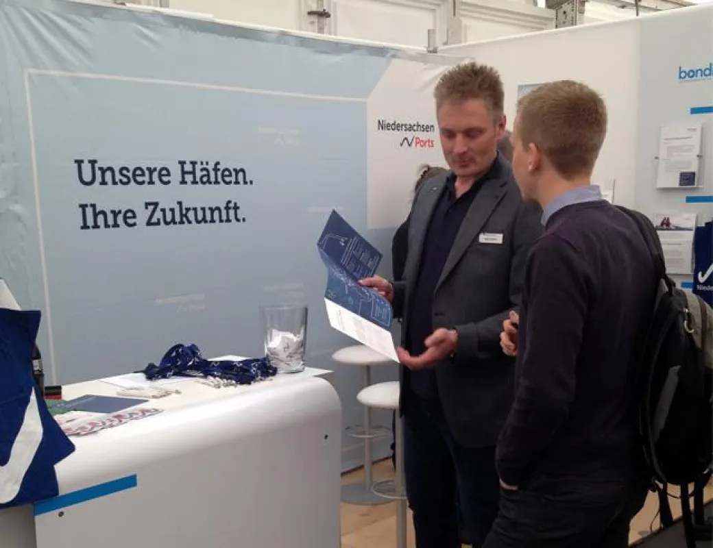 Ingenieure von Niedersachsen Ports im Gespräch mit Studenten