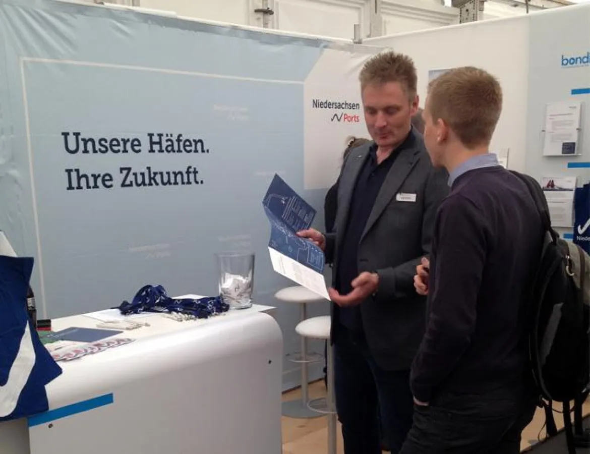 Ingenieure von Niedersachsen Ports im Gespräch mit Studenten