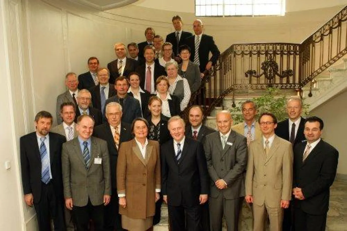 Wirtschaftsministerin Christa Thoben und IHK-Hauptgeschäftsführer Dr. Dieter Porschen stellten in Mönchengladbach die vier Startercenter im IHK-Bezirk mit insgesamt 24 Partner-Institutionen vor.
