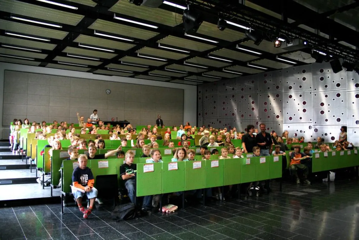 Steffi Bueß und Hagen Schulz (Mitte) begeisterten mit ihrer Vorlesung „Faszination Biologie“ die Junior-Studenten der KinderHochschule
