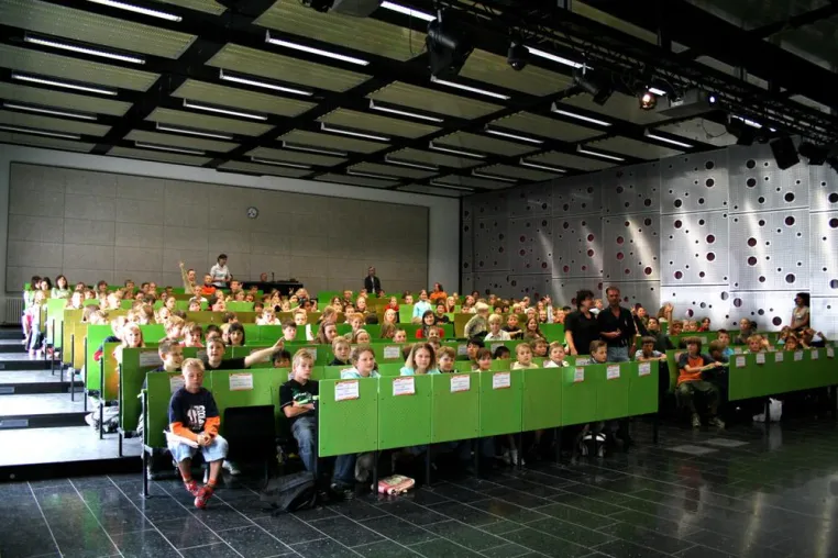 Junior-Studenten feiern zwei Jahre KinderHochschule Bild: Junior-Studenten feiern zwei Jahre KinderHochschule