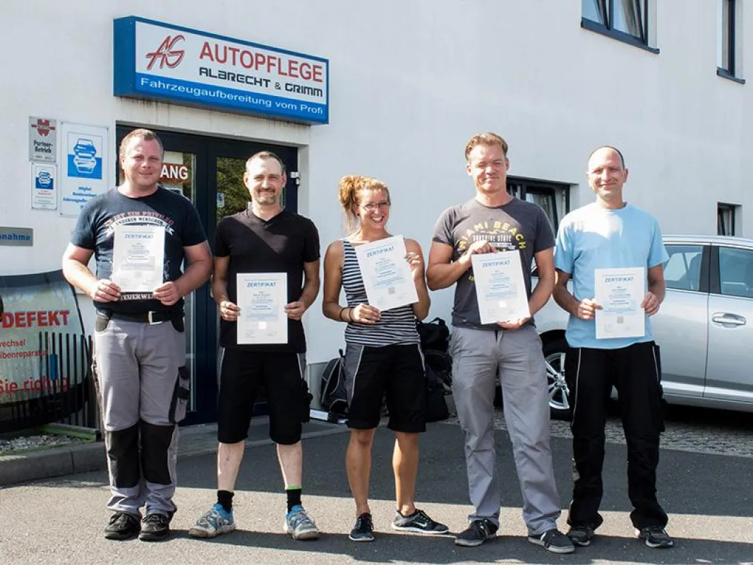 Die glücklichen Absolventen nach ihrer Prüfung für Smart Repair. © M. Lindner, BFW Leipzig