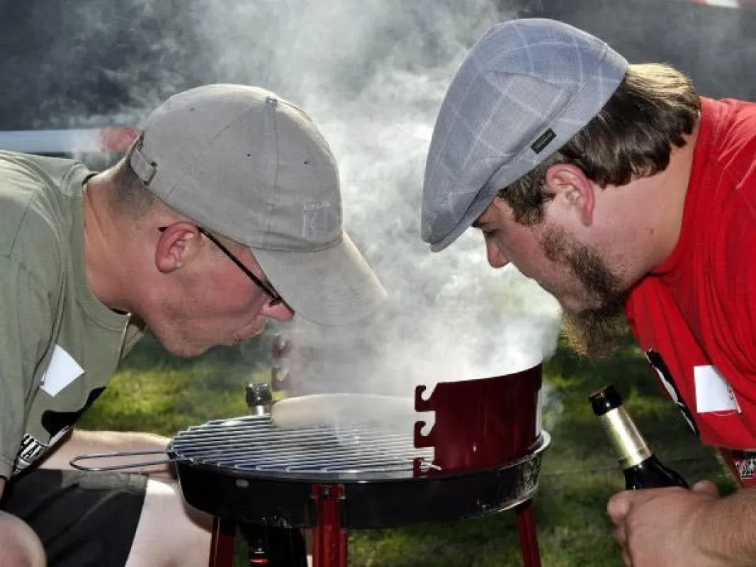 Vor dem Grillen kommt die Glut, damit's Würstchen richtig grillen tut: