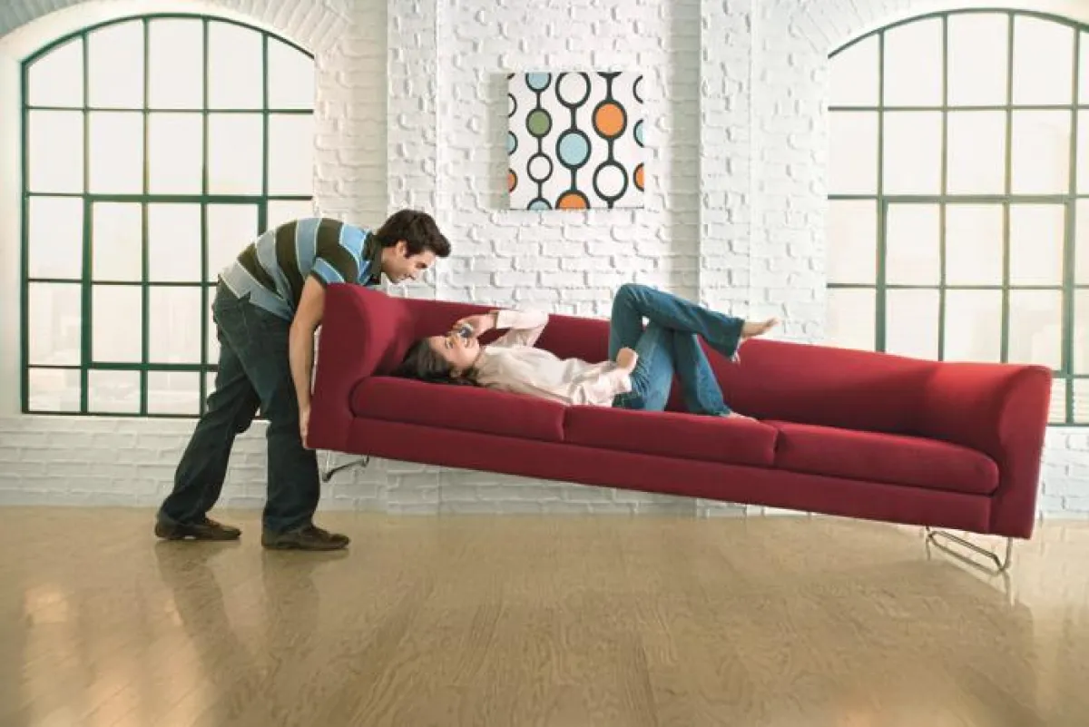 E-Plus möbelt im Dezember Wohnungen auf