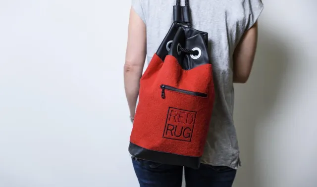 Bild: Glamour trifft Fairness: Design-Accessoires aus dem rotem Teppich des Deutschen Filmpreises für guten Zweck