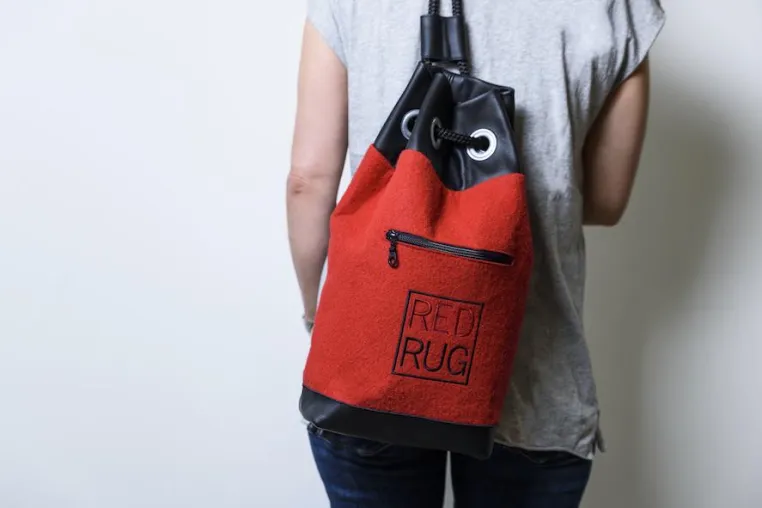 Bild: Glamour trifft Fairness: Design-Accessoires aus dem rotem Teppich des Deutschen Filmpreises für guten Zweck