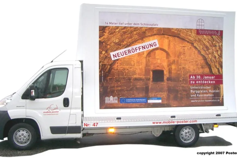 Bild: Mobile Werbung zur Neueröffnung der historischen Wehranlagen und Kasematten der Saarbrücker Burg