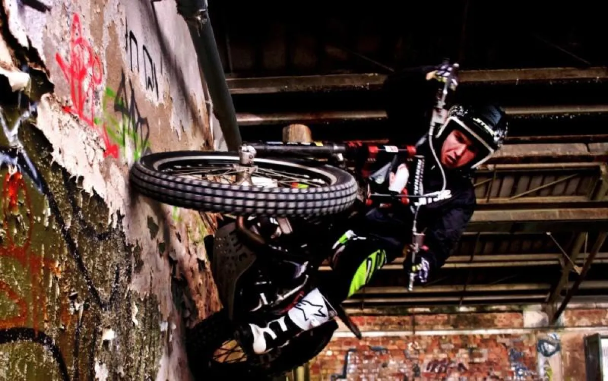 Trialreifen von GoldenTyre, die erste Wahl von Motorrad-Akrobaten und Adrenalin-Junkies. Delticom AG