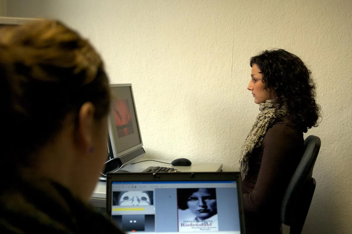Studierende vom Studiengang Wirtschaftspsychologie bei der Blickbewegungsstudie