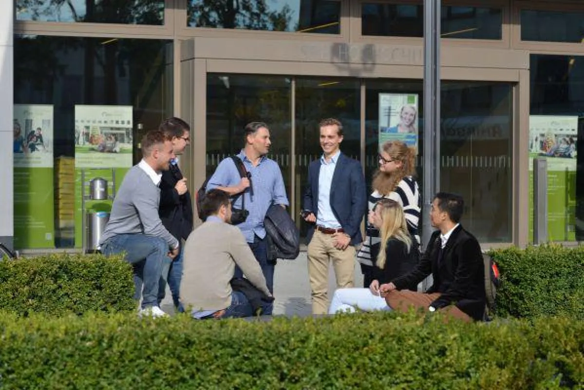 Seit 10 Jahren bildet die Hochschule qualifizierte Fachkräfte aus - Foto: SRH