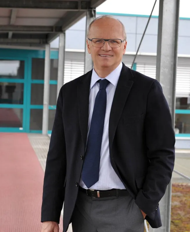 Geschäftsführer Dr. Hartwig Frinke am Unternehmensstandort Bamberg