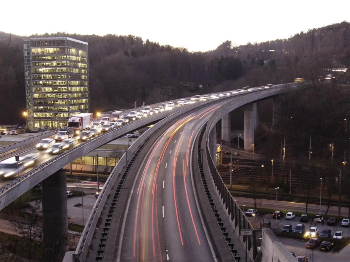 Das AUDIO MOBIL Verkehrsmanagement verhindert Staus und dämmt verkehrsbedingte Emissionen wesentlich ein.