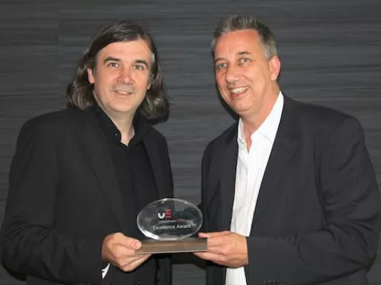 Bild: Theo Prinz erhält den Excellence Award der Unternehmen Erfolg AG als TOP-Speaker und Unternehmer