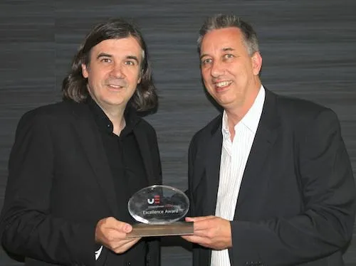 Bild: Theo Prinz erhält den Excellence Award der Unternehmen Erfolg AG als TOP-Speaker und Unternehmer